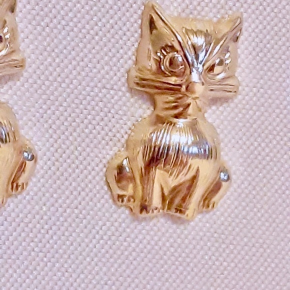 💲SALE💲 🎉3XHP!🎉  Solid 14K Yellow Gold Cat Earrings - Picture 3 of 6